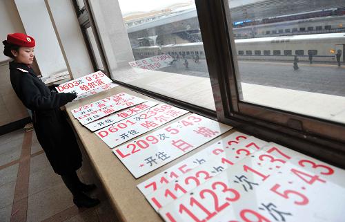 1月20日,一位北京站工作人員在準備車次牌。當日,北京站迎來春運高峰,預計全天發(fā)送旅客13萬余人。早上8點,記者在北京站廣場看到,實名制驗證驗票亭全部開放,并沒有大量旅客積壓,愛心通道和快速通道的開設也極大便利了有需要的旅客進站。在候車室內(nèi),專門設有愛心服務區(qū),為“老弱病殘孕”旅客提供服務。據(jù)了解,為了確保旅客春運期間順利出行,北京站機關(guān)工作人員已全部充實到一線服務春運,并采取加設進站通道、制定極端天氣應急預案等諸多措施,迎戰(zhàn)春運高峰。新華社記者 公磊 攝
