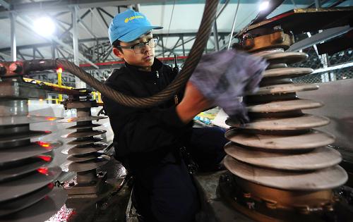 1月29日夜,武漢鐵路局武漢動(dòng)車(chē)段的地勤機(jī)械師王為在一列入庫(kù)的高鐵動(dòng)車(chē)組車(chē)頂清潔受電弓絕緣子。今年春運(yùn)期間,武廣客運(yùn)專(zhuān)線密集開(kāi)行高鐵動(dòng)車(chē)組,每日100多對(duì)高鐵列車(chē)往返于武漢與廣州。每天晚上到次日早晨,來(lái)自武漢鐵路局武漢高鐵段、武漢電務(wù)段等部門(mén)的“高鐵護(hù)士”們各司其職,通宵奮戰(zhàn),進(jìn)行高鐵動(dòng)車(chē)組的檢修、信號(hào)控制系統(tǒng)檢測(cè)、運(yùn)行數(shù)據(jù)分析等,確保大負(fù)荷運(yùn)行的高鐵平穩(wěn)安全。新華社記者 程敏 攝