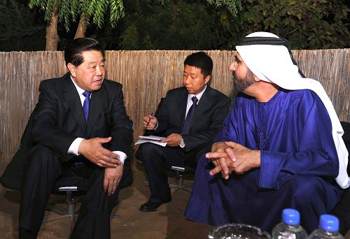 1月30日,全國(guó)政協(xié)主席賈慶林在結(jié)束對(duì)埃塞俄比亞正式友好訪問并出席非盟第十八屆首腦會(huì)議后回國(guó)途中,在迪拜酋長(zhǎng)莊園會(huì)見阿拉伯聯(lián)合酋長(zhǎng)國(guó)副總統(tǒng)兼總理、迪拜酋長(zhǎng)穆罕默德。新華社記者 饒愛民 攝