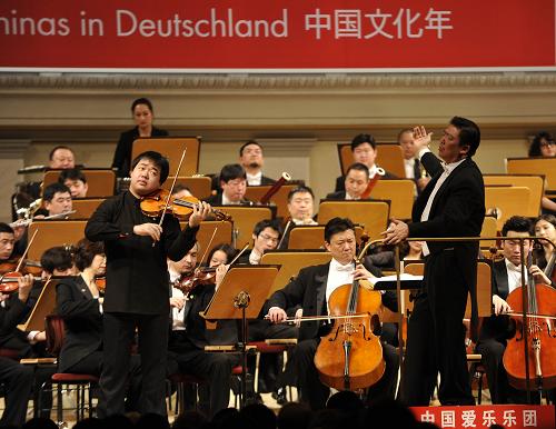 1月30日,在德國(guó)柏林舉行的2012德國(guó)“中國(guó)文化年”開幕音樂會(huì)上,青年小提琴演奏家寧峰(左前)和中國(guó)愛樂樂團(tuán)共同演奏小提琴協(xié)奏曲《梁山伯與祝英臺(tái)》。當(dāng)日,2012年德國(guó)“中國(guó)文化年”活動(dòng)在柏林憲兵廣場(chǎng)音樂廳開幕,在開幕音樂會(huì)上,中國(guó)愛樂樂團(tuán)為德國(guó)觀眾獻(xiàn)上一場(chǎng)中西合璧的音樂會(huì)。“中國(guó)文化年”是為慶祝中德建交40周年所舉辦的重大文化活動(dòng),將在德國(guó)各大城市舉辦涉及音樂、戲劇、舞蹈、文學(xué)、電影、展覽、對(duì)話論壇等領(lǐng)域的500多場(chǎng)活動(dòng),給德國(guó)民眾提供近距離了解中國(guó)文化的機(jī)會(huì)。新華社記者 馬寧 攝