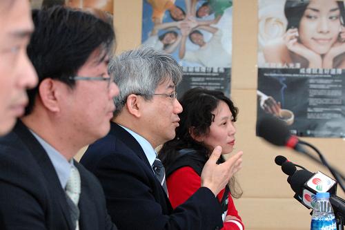 1月31日,澳門特區(qū)衛(wèi)生局局長李展?jié)櫍ㄓ叶┰谛侣劙l(fā)布會上發(fā)言。當(dāng)日,澳門特區(qū)預(yù)防及控制吸煙辦公室舉行新聞發(fā)布會,自澳門《預(yù)防及控制吸煙制度》2012年1月1日生效至1月30日期間,控?zé)熑藛T總共巡查了1.876萬次,共檢控260人次,其中120人次為游客。新華社記者 張金加 攝