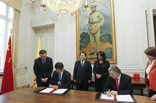 2月2日,在比利時首都布魯塞爾,中國文化部部長蔡武(左三)與比利時法語區(qū)文化大臣法蒂拉·拉南(右三)出席兩國合作計(jì)劃的簽署儀式。當(dāng)日,《中比(法語區(qū))2012年至2014年文化交流執(zhí)行計(jì)劃》和《中比(弗語區(qū))2012年至2015年文化交流執(zhí)行計(jì)劃》在布魯塞爾簽署。新華社記者 周磊 攝