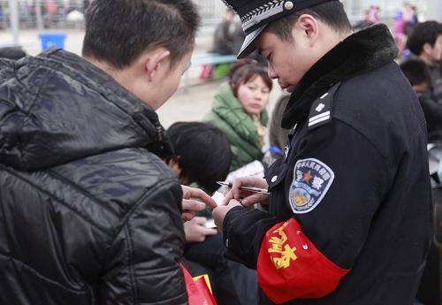 2月3日,成都鐵路公安局的民警在成都火車(chē)北站臨時(shí)候車(chē)室內(nèi)向旅客了解購(gòu)票途徑等相關(guān)情況。近日,在成都火車(chē)站周邊出現(xiàn)代買(mǎi)火車(chē)票,從中牟取利潤(rùn)的不法行為。成都鐵路公安局已經(jīng)采取一系列的行動(dòng),清理整治這種違法現(xiàn)象。新華社發(fā)(劉坤 攝)