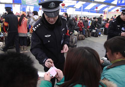 2月3日,成都鐵路公安局的民警在成都火車(chē)北站臨時(shí)候車(chē)室內(nèi)向旅客了解購(gòu)票途徑等相關(guān)情況。近日,在成都火車(chē)站周邊出現(xiàn)代買(mǎi)火車(chē)票,從中牟取利潤(rùn)的不法行為。成都鐵路公安局已經(jīng)采取一系列的行動(dòng),清理整治這種違法現(xiàn)象。新華社發(fā)(劉坤 攝)