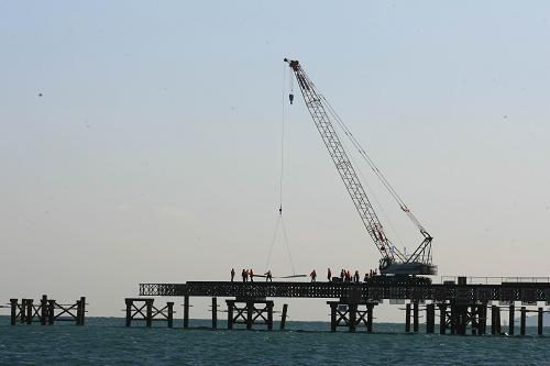 2月8日,大連南部濱海大道跨海大橋建設(shè)工程在進(jìn)行海上棧橋打樁鋪設(shè)。日前,我國(guó)首座海上地錨懸索式跨海大橋——大連南部濱海大道跨海大橋,已進(jìn)入海面橋墩施工階段。大橋設(shè)計(jì)為雙層雙向八車(chē)道,全長(zhǎng)5.3公里,預(yù)計(jì)2013年底竣工通車(chē),將為大連城市南部打通一條重要的交通動(dòng)脈。新華社發(fā)(王華 攝)