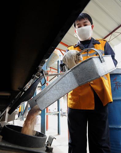 2月8日,在鄭州鐵路局機(jī)務(wù)段,一名工人往機(jī)車的沙箱倒入防止車輪打滑的專用細(xì)沙。在鐵路部門成千上萬的“春運大軍”中,有這樣一批人,他們所從事的工作甚至連許多鐵路內(nèi)部的職工也不熟知。但是,如果沒有他們的辛勤付出,乘客就有可能吃不上飯,喝不上水,睡不好覺,甚至?xí)绊懙杰囕v運行的安全。這些默默無聞的“春運人”,是當(dāng)之無愧的無名英雄,理應(yīng)受到人們的尊敬。新華社記者 王頌 攝