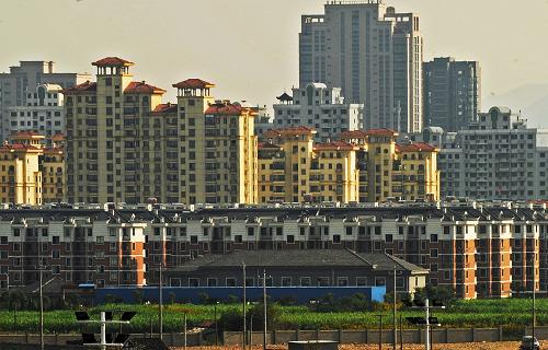 浙江省上虞市的一處商品房住宅區(qū)(2011年10月21日攝)。浙江省統(tǒng)計局最新公布的數(shù)據(jù)顯示,2011年,浙江省商品房銷售面積為3827萬平方米,同比下降20.5%。這一降幅比2011年一季度、上半年、前三季度分別擴大15.0、12.1和5.2個百分點。其中,住宅銷售同比降幅最大,達21.6%;商業(yè)營業(yè)用房次之,為18.2%;辦公樓同比下降16.9%。新華社記者 譚進 攝