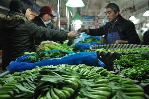 2月10日,在國(guó)年路菜場(chǎng),菜農(nóng)自種自賣的蔬菜價(jià)格相對(duì)便宜,吸引大量市民購(gòu)買。近日,上海受冷空氣影響,持續(xù)低溫,蔬菜價(jià)格漲幅明顯。據(jù)上海統(tǒng)計(jì)局網(wǎng)站數(shù)據(jù)顯示,鮮菜價(jià)格上漲23.0%,而豆制品價(jià)格相對(duì)平穩(wěn)。新華社發(fā)(蔣倩蘭 攝)