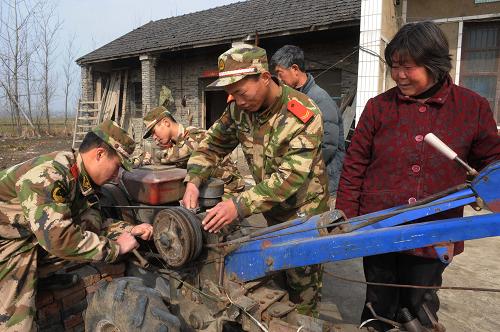 2月20日,武警安徽總隊六安市支隊霍邱縣中隊官兵幫助新店鎮(zhèn)十里井村農(nóng)民檢修農(nóng)機(jī)。當(dāng)前正值小麥返青、拔節(jié)期的關(guān)鍵階段,武警安徽總隊六安支隊先后組成10多支服務(wù)小分隊深入田間地頭,幫助當(dāng)?shù)剞r(nóng)民施肥、打藥,檢修春耕備播機(jī)械,對水渠、堰塘等農(nóng)業(yè)基礎(chǔ)設(shè)施進(jìn)行維修,全力保障春耕生產(chǎn)順利進(jìn)行。新華社發(fā)(廖福安 攝)