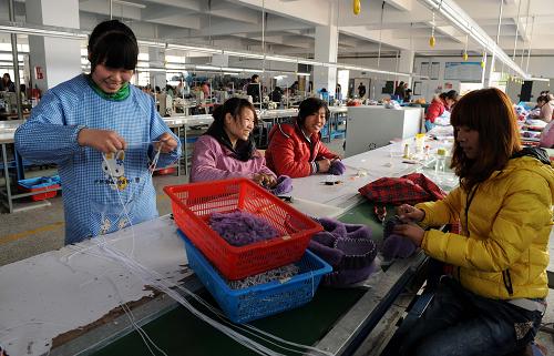2月20日,武陟縣產(chǎn)業(yè)集聚區(qū)一家鞋廠的女工在車間生產(chǎn)流水線上作業(yè)。河南省武陟縣依托產(chǎn)業(yè)集聚區(qū)與城鎮(zhèn)建設(shè),發(fā)展以電子、制藥、食品加工、服裝鞋帽、制造業(yè)為主的工業(yè)配套產(chǎn)業(yè)體系,幫助農(nóng)民實(shí)現(xiàn)就地轉(zhuǎn)移、就地上班,農(nóng)民成了直接受益者。今年一季度,全縣將新增在家門口實(shí)現(xiàn)就業(yè)的農(nóng)村勞務(wù)用工一萬(wàn)多人。新華社記者 朱祥 攝