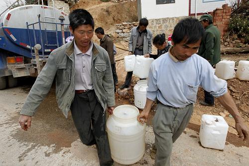 2月27日,云南省昆明市富民縣水務(wù)局羅免鎮(zhèn)水務(wù)站組織專車,為受旱群眾送水。今年以來,富民縣平均降雨量僅為14.3毫米,同比減少50%,加之庫塘蓄水總量較去年減少近350萬立方米,該縣旱情已日益嚴(yán)重。針對(duì)目前的旱情發(fā)展,當(dāng)?shù)卣贫ü┬钏?jì)劃,建立池窖蓄水獎(jiǎng)勵(lì)考核制度,確保農(nóng)村人畜飲水供應(yīng)。截至目前,嚴(yán)重旱情已造成云南省319萬人、158萬頭大牲畜飲水困難,部分城鎮(zhèn)供水緊張,部分企業(yè)、廠礦已經(jīng)處于停產(chǎn)停工或半停產(chǎn)狀態(tài),全省因旱直接經(jīng)濟(jì)損失已達(dá)100億元左右。新華社發(fā)(楊崢 攝)