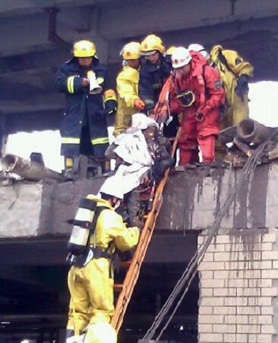 2月28日,在河北趙縣一化工廠爆炸事故現(xiàn)場(chǎng),救援人員在進(jìn)行救援。當(dāng)日9時(shí)多,河北石家莊市趙縣生物產(chǎn)業(yè)園克爾化工有限公司1號(hào)車間發(fā)生爆炸。發(fā)生爆炸時(shí)生產(chǎn)車間內(nèi)有近20人。截至13時(shí),已從車間搜尋出9具遺體,在醫(yī)院治療已達(dá)40多人。新華社發(fā)(《河北青年報(bào)》供稿)