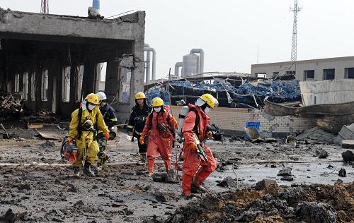 2月28日,消防人員在爆炸現(xiàn)場(chǎng)進(jìn)行搜救。2月28日9時(shí)30分左右,河北省趙縣河北克爾化工有限公司一號(hào)車間發(fā)生爆炸事故,目前已造成12人死亡,40余人受傷。事故發(fā)生后,河北省和石家莊市領(lǐng)導(dǎo)迅速趕到事故現(xiàn)場(chǎng)成立了現(xiàn)場(chǎng)指揮部指揮搶險(xiǎn)救援工作。截止記者發(fā)稿時(shí),搜救工作仍緊張進(jìn)行中。新華社記者 楊世堯 攝