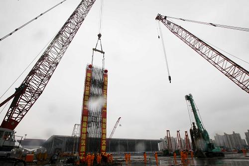中國商飛總部基地的建設(shè)工地(2月28日攝)。當(dāng)日,中國商用飛機(jī)有限責(zé)任公司總部基地在上海世博園區(qū)正式奠基。這是世博園區(qū)首家奠基的中央企業(yè)總部基地。隨著世博園區(qū)中國商飛總部基地的奠基,中國商飛在上海地區(qū)“一個總部、三大中心”的戰(zhàn)略新布局基本形成。新華社記者 劉穎 攝