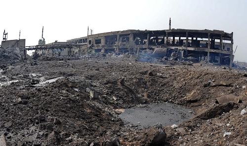 這是爆炸中留下的大坑(2月28日攝)。 2月29日,記者從河北省趙縣河北克爾化工有限公司爆炸事故搶險救援指揮部獲悉,截止到29日上午記者發(fā)稿時,河北省趙縣河北克爾化工有限公司一號車間的爆炸事故已造成16人死亡,40余人受傷。新華社記者 楊世堯 攝