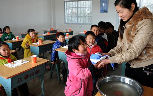 2月28日,安徽省六安市金寨縣古碑鎮(zhèn)宋畈小學(xué)的老師在為準(zhǔn)備用課間營(yíng)養(yǎng)餐的一年級(jí)學(xué)生洗手。當(dāng)日,金寨縣5萬(wàn)多名農(nóng)村義務(wù)教育學(xué)生吃上了每人每天3元標(biāo)準(zhǔn)的營(yíng)養(yǎng)餐。從2012年春季學(xué)期起,安徽省金寨、臨泉、阜南、宿松等12個(gè)縣的近140萬(wàn)名農(nóng)村義務(wù)教育學(xué)生將享受到國(guó)家實(shí)施的營(yíng)養(yǎng)改善計(jì)劃試點(diǎn)待遇。中央財(cái)政每年將安排安徽省8億多元資金,向這些學(xué)生提供每人每天3元的營(yíng)養(yǎng)膳食補(bǔ)助。新華社發(fā)(陳力 攝)