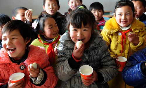 2月28日,安徽省六安市金寨縣古碑鎮(zhèn)宋畈小學(xué)學(xué)生在課間吃營(yíng)養(yǎng)餐。當(dāng)日,金寨縣5萬(wàn)多名農(nóng)村義務(wù)教育學(xué)生吃上了每人每天3元標(biāo)準(zhǔn)的營(yíng)養(yǎng)餐。從2012年春季學(xué)期起,安徽省金寨、臨泉、阜南、宿松等12個(gè)縣的近140萬(wàn)名農(nóng)村義務(wù)教育學(xué)生將享受到國(guó)家實(shí)施的營(yíng)養(yǎng)改善計(jì)劃試點(diǎn)待遇。中央財(cái)政每年將安排安徽省8億多元資金,向這些學(xué)生提供每人每天3元的營(yíng)養(yǎng)膳食補(bǔ)助。新華社發(fā)(陳力 攝)