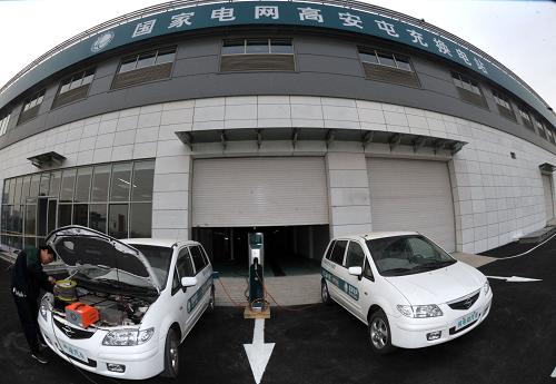工作人員在為電動汽車的車載蓄電池充電(2月28日攝)。作為助力北京循環(huán)經(jīng)濟(jì)和清潔能源發(fā)展重要項(xiàng)目之一的國家電網(wǎng)高安屯電動汽車充換電站日前開始試運(yùn)營。該充換電站年累計(jì)換電服務(wù)能力可達(dá)14.6萬次,是目前國內(nèi)規(guī)模最大的電動汽車充換電站,具有“循環(huán)低碳、智能高效、自主創(chuàng)新”的特點(diǎn)。高安屯充換電站共設(shè)置4條換電流水線、1條配送線,安裝充電機(jī)1044臺,充電機(jī)容量10080千瓦,可同時(shí)服務(wù)8輛電動車,整車綜合換電時(shí)間平均為6至8分鐘,與傳統(tǒng)車輛加油時(shí)間基本相當(dāng)。新華社記者 公磊 攝