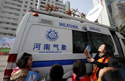 3月23日,孩子們?cè)诼牶幽鲜庀缶止ぷ魅藛T講解氣象科普知識(shí)。當(dāng)日是“世界氣象日”,河南省氣象局對(duì)公眾免費(fèi)開放,吸引眾多市民走進(jìn)氣象臺(tái),學(xué)習(xí)氣象科普知識(shí)。新華社記者 朱祥 攝