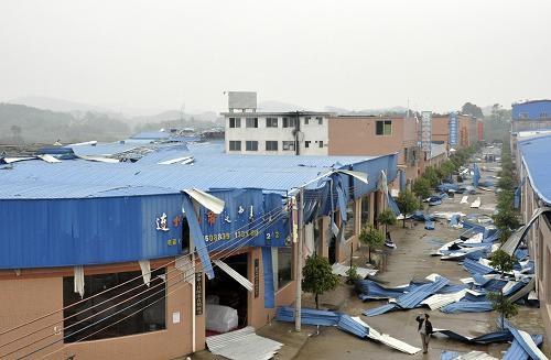 4月5日,廣東清遠連州市城西家具城內(nèi)的企業(yè)廠房在風(fēng)災(zāi)中遭到不同程度損毀。當日,廣東大部分地區(qū)出現(xiàn)強降雨,局部地區(qū)出現(xiàn)冰雹,部分地區(qū)遭遇雷雨大風(fēng),清遠出現(xiàn)最大風(fēng)力達14級。這造成清遠市局部地區(qū)部分房屋倒塌、農(nóng)田和供電線路損毀。截至當日19時,尚未有人員傷亡報告。新華社發(fā)(李作描 攝)