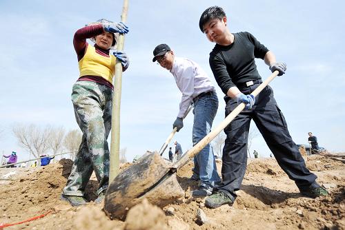 4月6日,在寧夏回族自治區(qū)銀川市覽山公園內,市民正在固定剛剛種下的樹苗。隨著天氣轉暖,寧夏回族自治區(qū)各地掀起了春季全民義務植樹的高潮。據(jù)了解,全國開展全民義務植樹30年來,寧夏共有6400萬人次義務植樹共3.8億余株,全民義務植樹盡責率達到90%以上,人均植樹數(shù)量和義務植樹盡責率均高于全國平均水平。新華社記者 彭昭之 攝