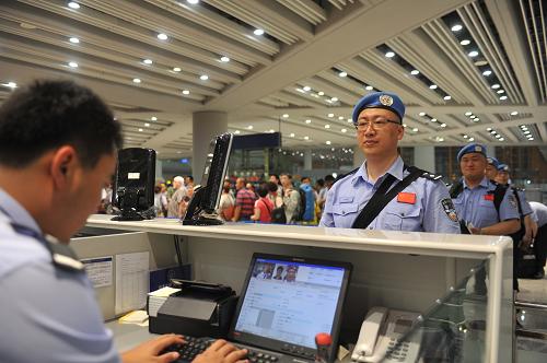 5月21日,機場工作人員在查驗核對維和隊員護照和登機信息。5月21日24時,中國第十七支赴東帝汶維和警隊從首都國際機場啟程,赴聯(lián)合國東帝汶任務區(qū)執(zhí)行維和任務。公安部維和警察領導小組成員單位有關領導到機場為警隊送行。第十七支赴東帝汶維和警隊由黑龍江省公安廳單獨組建,共13名隊員。新華社發(fā)(劉長龍 攝)