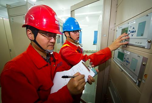 5月22日,電力檢修人員在湖州220千伏黃芝變電站進(jìn)行電網(wǎng)保護(hù)設(shè)備的檢查和測試。隨著夏季用電高峰日益臨近,國家電網(wǎng)浙江湖州電力局檢修試驗(yàn)工區(qū)對所管轄的100座變電站進(jìn)行了地毯式排查。根據(jù)浙江省2012電力供需平衡預(yù)測,今年夏季全省最大電力負(fù)荷缺口約900萬千瓦,湖州市最大電力負(fù)荷缺口約70萬千瓦。新華社記者 徐昱 攝