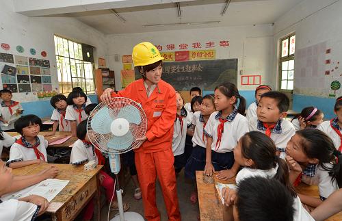 6月12日,山東省棗莊市臺兒莊區(qū)馬蘭屯鎮(zhèn)劉湖小學校園安全輔導員、供電部職工翟新梅為學生們講解家庭安全用電注意事項。暑假前夕,為防止未成年人溺水、用電事故的發(fā)生,山東省棗莊市臺兒莊區(qū)在各學校全面啟動防溺水、安全用電主題教育活動,通過上法制課、安全知識講座等形式開展安全教育,提高學生的自身防范和救援能力。新華社發(fā)(高啟民 攝)
