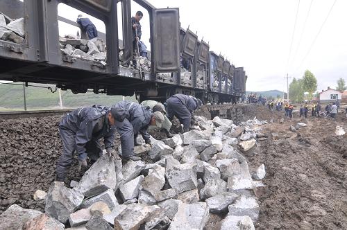 7月3日,在牡丹江-雞西(南線)鐵路穆棱市境內(nèi)的城雞區(qū)間(下城子站與雞西站),鐵路工人在卸載石材搶修鐵路。7月2日,黑龍江穆棱市遭遇強(qiáng)降雨天氣,局部地區(qū)短時(shí)強(qiáng)降雨超過50毫米,引發(fā)山洪,導(dǎo)致牡丹江-雞西(南線)鐵路穆棱市境內(nèi)部分地段鐵路懸空,交通一度中斷。災(zāi)害發(fā)生后,當(dāng)?shù)毓?wù)部門調(diào)集300多名干部職工連夜組織救援搶修,經(jīng)過十幾個(gè)小時(shí)的奮戰(zhàn),7月3日上午,搶修基本完成,達(dá)到通車標(biāo)準(zhǔn)。新華社發(fā)(張春祥 攝)