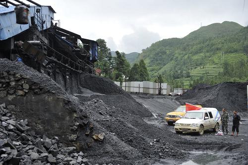 7月27日,救援人員在事故煤礦前。當(dāng)日,貴州普安縣安利來煤礦冒頂事故救援工作仍緊張進行,目前救援隊正在進行人工挖掘,向5名被困人員地點接近。7月25日18時26分,貴州省黔西南州普安縣樓下鎮(zhèn)安利來煤礦冒頂事故造成掘進工作面5人被困。7月26日14時15分,救援人員在掘進過程中巷道再次發(fā)生冒頂,將救援人員困住,井下被困人員一度達到58人。7月26日晚,53人成功獲救,仍有5人被困井下。新華社記者 歐東衢 攝