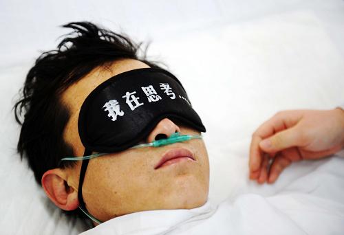 12月7日,在七臺河市人民醫(yī)院重癥監(jiān)護(hù)室,被救礦工包慶峰在接受檢查。新華社記者 王建威 攝