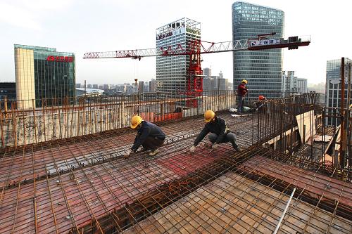 12月6日,施工人員在上海紐約大學(xué)主樓樓頂進(jìn)行鋼筋混凝土施工。當(dāng)日,我國(guó)第一所具有獨(dú)立法人資格的中美合作創(chuàng)辦的大學(xué)——上海紐約大學(xué)主樓鋼結(jié)構(gòu)工程封頂。上海紐約大學(xué)位于浦東陸家嘴金融貿(mào)易區(qū)內(nèi),地面建筑主要由一棟15層主樓和一棟6層附樓組成,總建筑面積6.5萬(wàn)平方米,學(xué)校四周不設(shè)圍墻,只有花園和綠地。據(jù)施工方負(fù)責(zé)人介紹,鋼結(jié)構(gòu)易于拆裝的特性使整個(gè)工程工期縮短了大約20天,地上鋼結(jié)構(gòu)工程只用112天就實(shí)現(xiàn)封頂,為工程全面封頂和2014年投入使用贏得了時(shí)間。上海紐約大學(xué)計(jì)劃于2013年秋季招收第一屆本科生300名。新華社發(fā)(徐網(wǎng)林 攝)