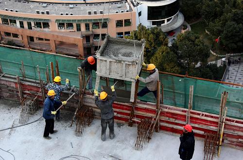 12月6日,施工人員在上海紐約大學(xué)主樓樓頂進(jìn)行鋼筋混凝土施工。新華社發(fā)(徐網(wǎng)林 攝)