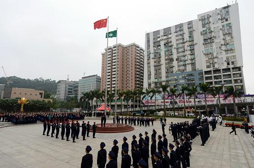 12月20日,澳門特別行政區(qū)政府在金蓮花廣場(chǎng)舉行隆重的升國旗、區(qū)旗儀式,慶祝澳門回歸祖國13周年。澳門特區(qū)行政長官崔世安、中央人民政府駐澳門特區(qū)聯(lián)絡(luò)辦公室副主任李剛、外交部駐澳門特區(qū)特派員公署特派員胡正躍等嘉賓出席。新華社記者 張金加 攝