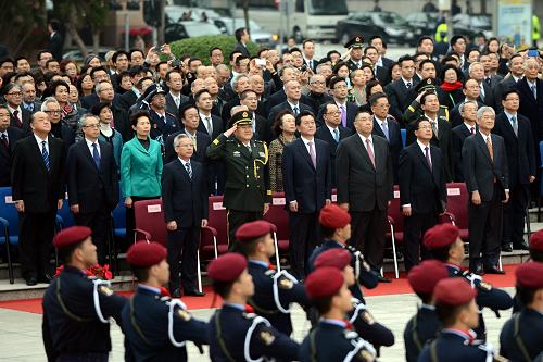 12月20日,澳門特區(qū)行政長官崔世安(前排右三)、中央人民政府駐澳門特區(qū)聯(lián)絡(luò)辦公室副主任李剛(前排左三)、外交部駐澳門特區(qū)特派員公署特派員胡正躍(前排右二)出席升旗儀式。當(dāng)日,澳門特別行政區(qū)政府在金蓮花廣場(chǎng)舉行隆重的升國旗、區(qū)旗儀式,慶祝澳門回歸祖國13周年。澳門特區(qū)行政長官崔世安、中央人民政府駐澳門特區(qū)聯(lián)絡(luò)辦公室副主任李剛、外交部駐澳門特區(qū)特派員公署特派員胡正躍等嘉賓出席。新華社記者 張金加 攝