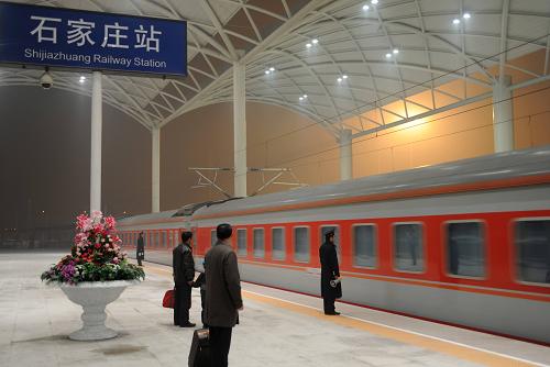 這是石家莊新火車站正式啟用后,??康牡谝涣谢疖嚕?2月20日攝)。當(dāng)日17時40分許,石家莊新客站開始發(fā)售車票,這標(biāo)志著石家莊新客站正式啟用。作為華北地區(qū)重要的交通樞紐的石家莊新火車站,站房總建筑面積107059平方米,其中地上76814平方米,地下30245平方米;13個站臺,24條到發(fā)線,6條正線。根據(jù)規(guī)劃,原石家莊火車站將改建為鐵路博物館,站內(nèi)部分路軌將原樣保存,并放置一些老式火車、內(nèi)燃機車等,用于展示石家莊火車站的歷史變遷。新華社發(fā)(王曉 攝)