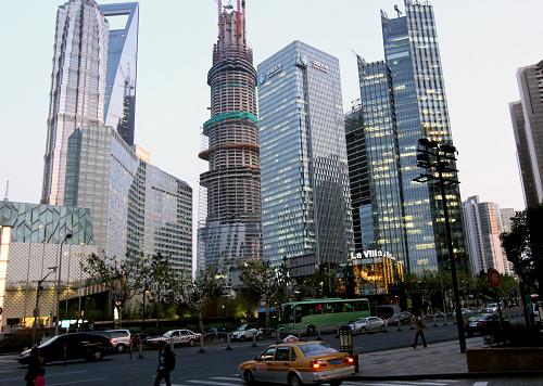 這是上海浦東陸家嘴金融貿易區(qū)一角(11月30日攝)。新華社記者 陳飛 攝