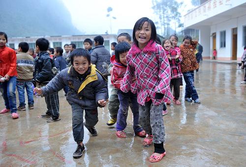 在廣西大化瑤族自治縣六也鄉(xiāng)和平村小學,孩子們在課間嬉戲(12月20日攝)。新華社記者 周華 攝