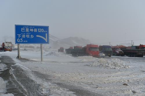 這是12月20日在新疆哈密地區(qū)巴里坤哈薩克自治縣境內(nèi)省道S303線拍攝的被轉(zhuǎn)移到安全地帶的滯留車輛。新華社發(fā)(張建剛 攝)