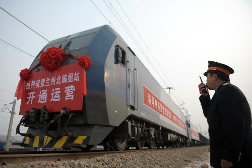 12月21日,一輛貨車駛進蘭州北編組站。當日,經(jīng)過3年多時間建設(shè)完工的蘭州鐵路樞紐北編組站正式運行。蘭州鐵路樞紐北編組站設(shè)置在隴海鐵路、蘭渝鐵路、蘭新鐵路、包蘭鐵路等9條鐵路干線上,為雙向三級七場綜合性編組站,開通后列車解編能力將大幅提升,日解編車輛數(shù)可達1.2萬輛。蘭州鐵路樞紐北編組站的建成將從根本上緩解西北地區(qū)運能緊張的現(xiàn)狀,將使亞歐陸橋運輸和我國西北地區(qū)的鐵路運能大大提高。新華社記者 聶建江 攝