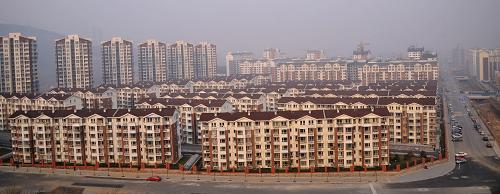 這是北京市門頭溝區(qū)新建的一處住宅小區(qū)(1月3日攝)。1月4日,北京住房公積金管理中心在其官方網(wǎng)站上發(fā)布關(guān)于調(diào)整“二套住房”住房公積金個人貸款人均住房建筑面積標(biāo)準(zhǔn)的通知,明確購買第二套住房的貸款發(fā)放對象僅限于現(xiàn)有人均住房建筑面積低于29.4平方米的家庭。根據(jù)通知,北京市統(tǒng)計局公布2011年城鎮(zhèn)居民家庭人均住房建筑面積為29.4平方米。首套住房人均居住面積超過29.4平方米的,購房者申請公積金二套房貸將被拒。新華社記者 李欣 攝