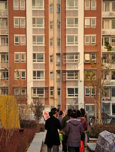居民在北京市門頭溝區(qū)新建的一處住宅小區(qū)內(nèi)散步(1月3日攝)。新華社記者 李欣 攝