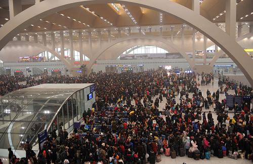 1月16日,旅客在石家莊火車站候車大廳等候檢票進(jìn)站。新華社發(fā)(王曉 攝)