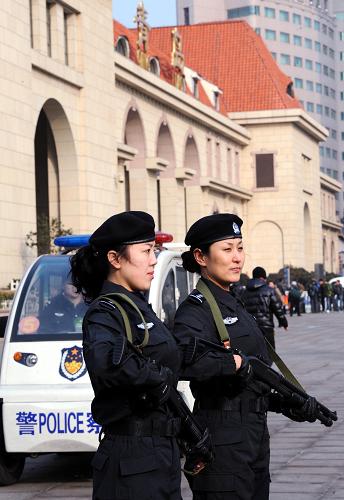 1月25日,鐵路公安特警隊(duì)員在青島火車站東廣場執(zhí)勤。新華社記者 李紫恒 攝