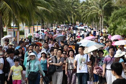 海南省三亞市南山景區(qū)人潮涌動(2月10日攝)。新華社發(fā)(陳文武 攝)