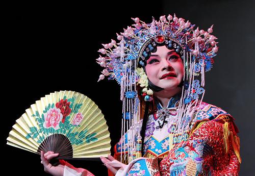 2月16日,在法國巴黎舉辦的“文化中國·四海同春”慰問演出上,著名梅派京劇傳人胡文閣表演《貴妃醉酒》。當天下午,由國務院僑務辦公室和中國海外交流協(xié)會組派的“文化中國·四海同春”赴歐藝術團在巴黎亮麗登場,為全場近2000名觀眾獻上來自祖(籍)國的新春文化盛宴。新華社記者 高靜 攝