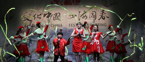2月16日,“文化中國·四海同春”赴歐藝術團的演員在巴黎為當?shù)厝A人華僑表演歌舞。新華社記者 高靜 攝