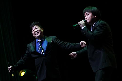 2月16日,在法國巴黎舉辦的“文化中國·四海同春”慰問演出上,相聲演員奇志(左)攜弟子張偉表演相聲段子《祈?!贰P氯A社記者 高靜 攝