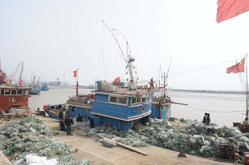 在河北黃驊市漁船碼頭,漁民在整理漁網(wǎng)(3月15日攝)。新華社記者 王民 攝