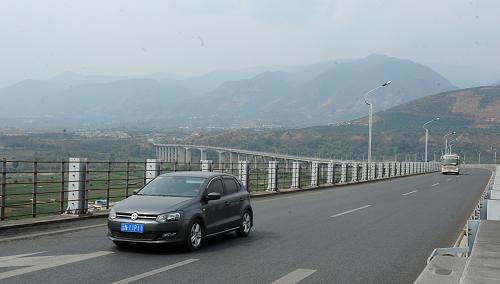 行駛在保山至龍陵高速路上的車輛(3月26日攝)。近日,記者從云南省交通廳獲悉,經(jīng)過10年發(fā)展,云南省境內(nèi)公路總里程已從2002年末的16.5萬公里增加到目前的21.45萬公里,其中相繼建成的23條高速公路通車總里程已達(dá)2746公里。2013年將進一步加大公路建設(shè)投資力度,加快龍陵至瑞麗等17條在建高速公路的工程進度,力爭大理至麗江等4條高速公路年底建成通車。新華社記者 陳海寧 攝
